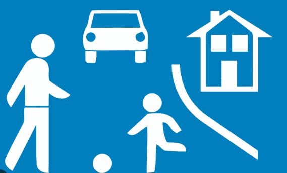 穏やかな交通ゾーン: この標識は、速度を大幅に下げる必要があることを警告します。