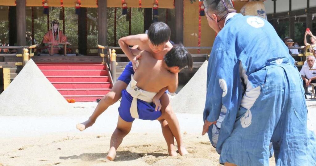 「カーカーカー」カラスの鳴きまねが合図 上賀茂神社で烏相撲奉納