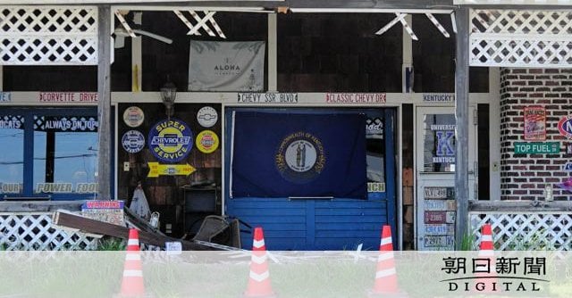 カフェのテラス席に車突っ込む 客2人重軽傷、兵庫・尼崎の国道沿い