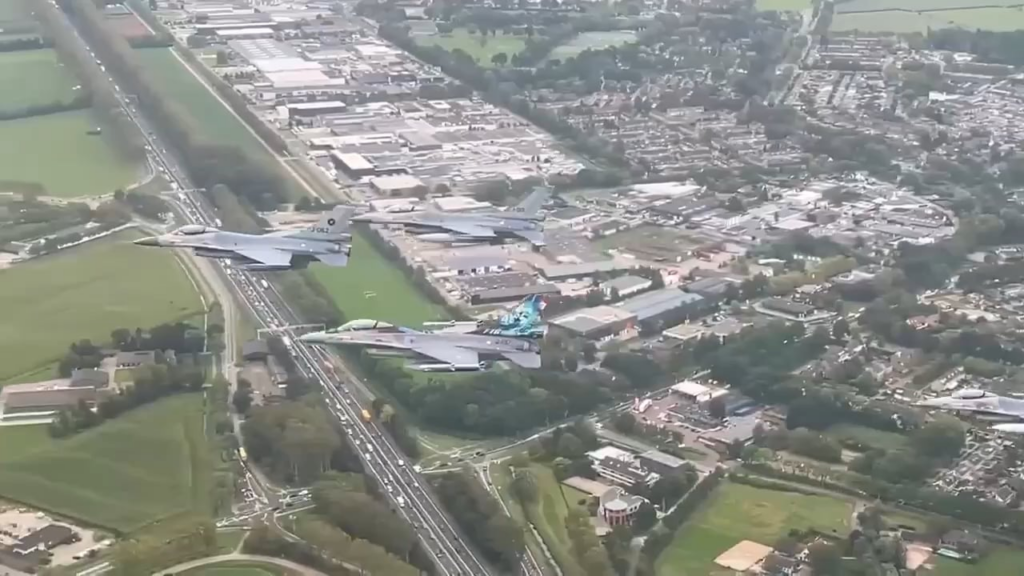 オランダのF-16がウクライナへ移送される前にオランダ上空を最後の飛行中