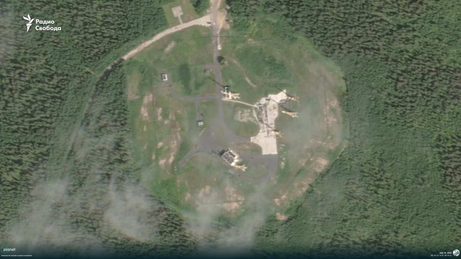 衛星画像には、プレセツク宇宙基地の発射台の一つに巨大なクレーターと火災の痕跡が写っている - ラジオ・スヴォボダ(ロシア)(RFE)(詳細はコメント欄)