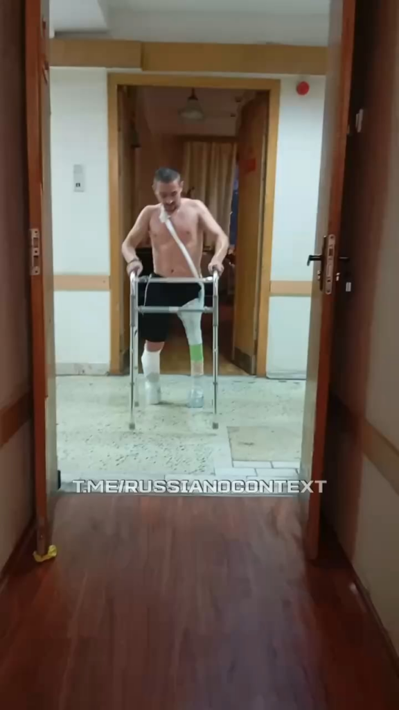 ロシアの軍事病院。負傷した兵士のためにペットボトルで作った手作りの義肢。