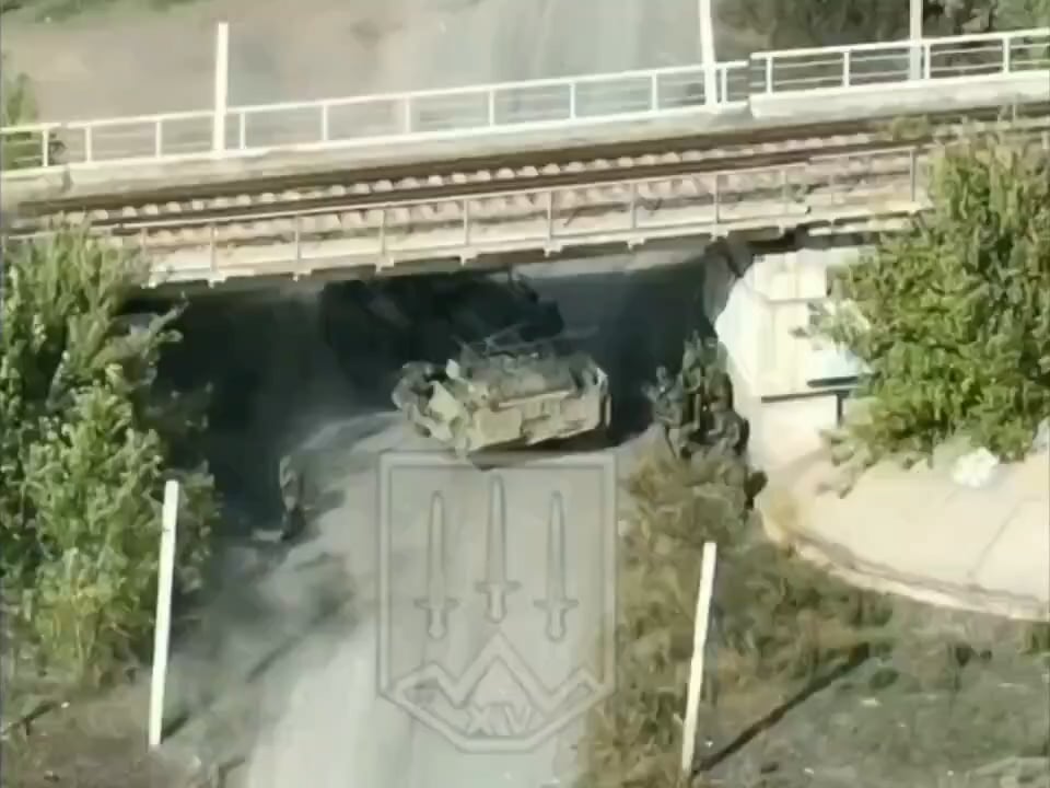 ウクライナの戦車がドネツク州セリドベ郊外でロシアのAPC-82Aと兵士を攻撃