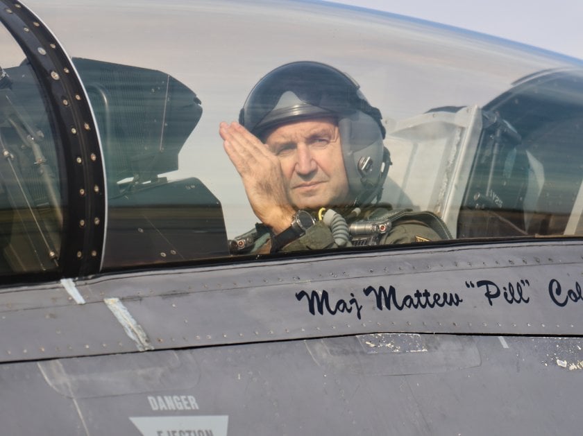 F-16戦闘機で飛行中のルーメン・ラデフ大統領 - 最初の8機がまもなく登場