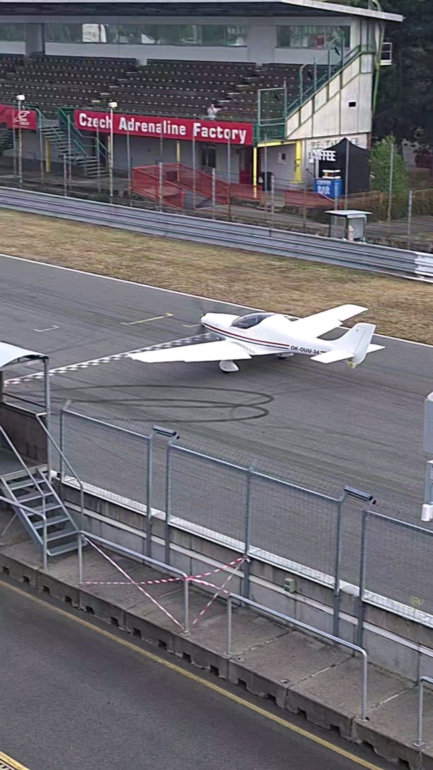 ブルノ・オートドロームから離陸する飛行機