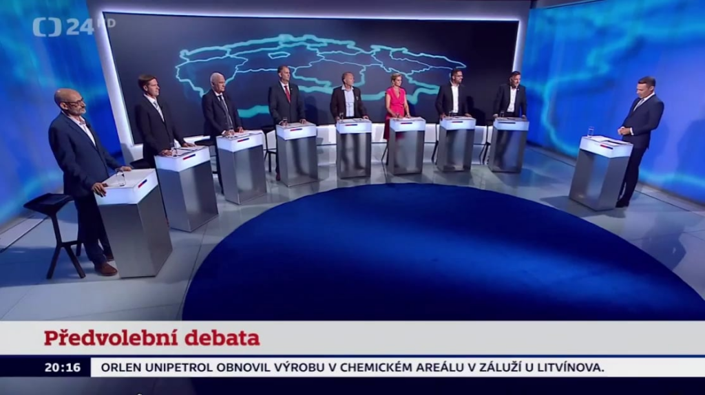 おそらくテレビ放送史上最高の凍った共産主義者の笑顔だろう！ Martin Řezníček もまた正確で素晴らしいです!