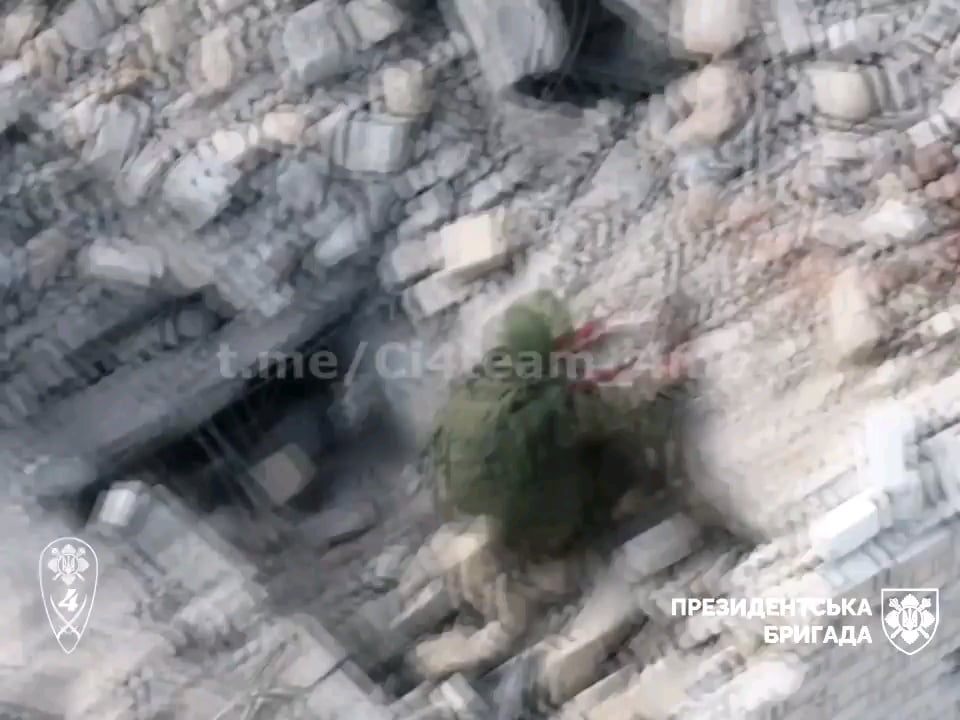 残忍な映像: UA 9 月、大統領旅団の第 4 機械化大隊「Ci4」UAV チームが、住宅の廃墟を通過しようとしていたロシア兵を発見し、ドローンが投下した弾薬で撃って負傷させた後、FPV ドローンで戦闘不能にしました。NSFW!!