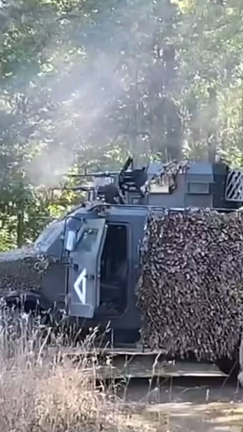 ウクライナ軍兵士が遠距離から重機関銃でロシア軍を制圧。クルスク地方、テトキノ付近。2024年9月。