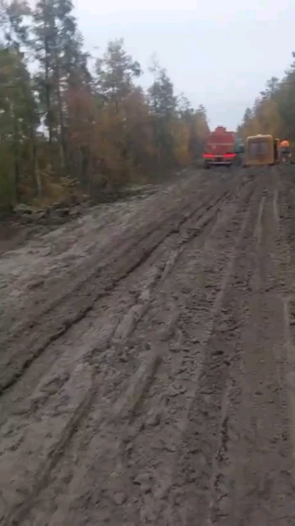 ロシア東部のインフラの状況: ロシア人女性が連邦高速道路「マガダン・ヤクーツク」の状況について不満を漏らす。田舎道しか見えず、高速道路が見つからない。