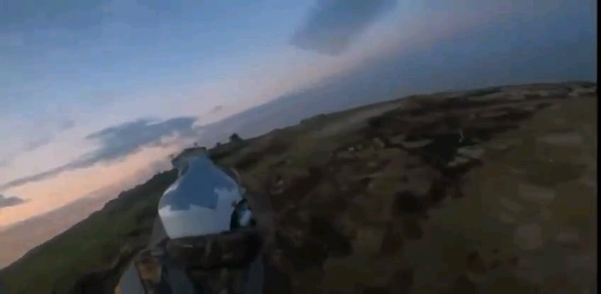 ロシア軍が逃走した直後、ウクライナ国防情報部の兵士2人がズミイニ島（蛇島）上空を飛行し、ウクライナ国旗を立てている。2022年6月