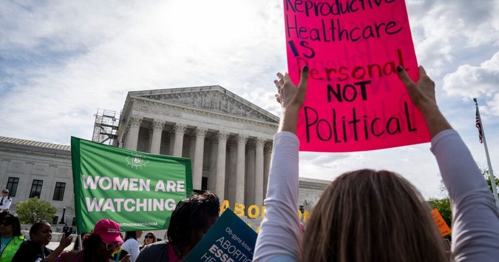 より多くの有権者、特に女性が、中絶が最重要課題であると答えている。