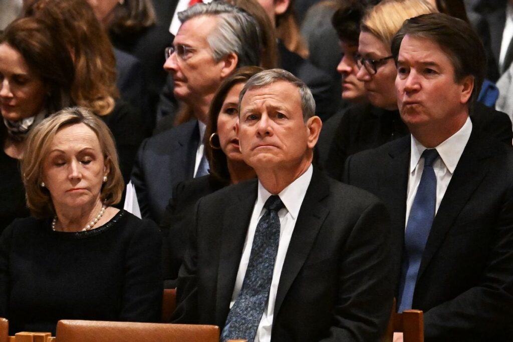 漏洩した最高裁判所のメモは、ジョン・ロバーツがトランプを訴追から守る役割を果たしていたことを明らかにする