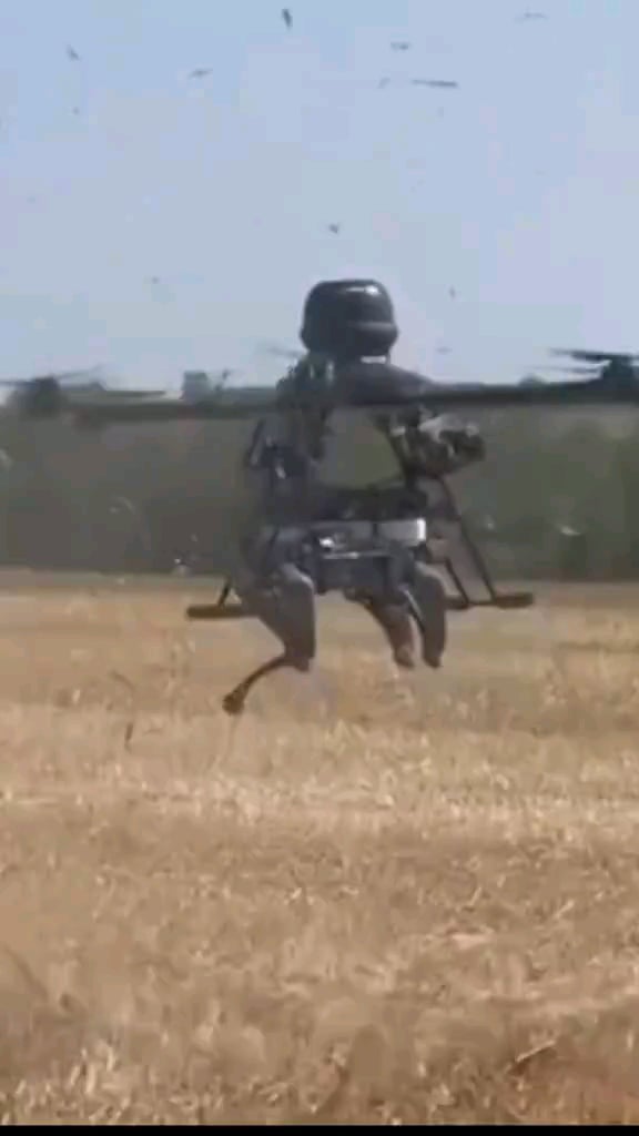 大型爆撃機ドローンによる「ロボット犬」地上ドローンの空輸