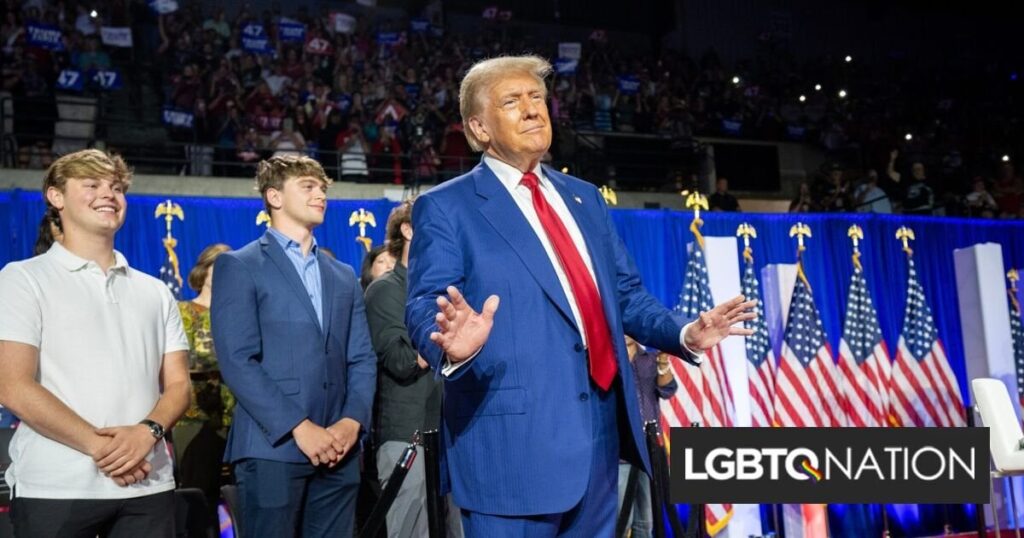 ドナルド・トランプ氏は、学校が生徒に性別適合手術を施していると主張している。同氏は、学校が生徒をトランスジェンダーにするために数日間留置していると述べた。