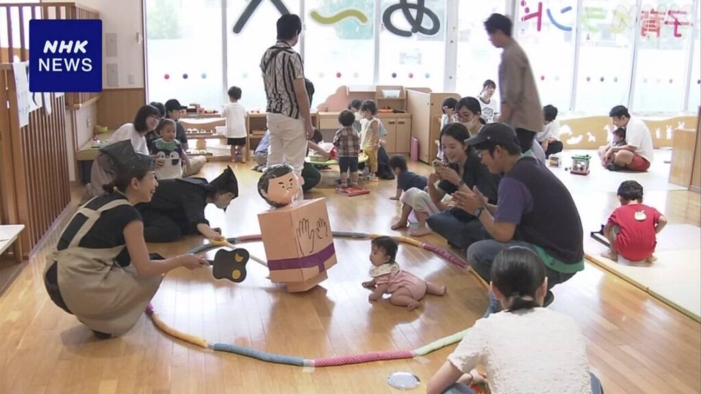 赤ちゃんが段ボールの力士を相手に相撲 山形