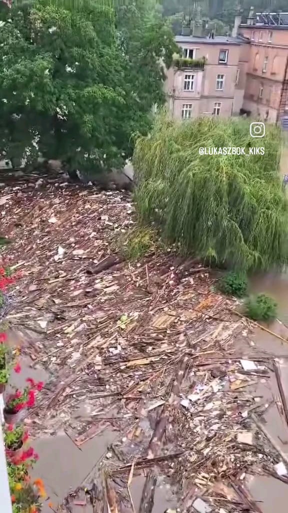 Głuchołazy、Biała Głuchołaska 川が氾濫し、両方の橋 (仮橋と改修された橋) が破壊されました。 15分前にŁukasz BokがInstagramに投稿したGłuchołazy Onlineからのビデオ