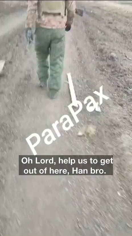 ロシア軍兵士2人が襲撃から戻る際、ロシア人の死体が散乱する「死の道」を歩いている映像を撮影した。「横たわっている奴らを見てみろ。奴らはもう金なんか必要ないんだ」と侵入者は言った。