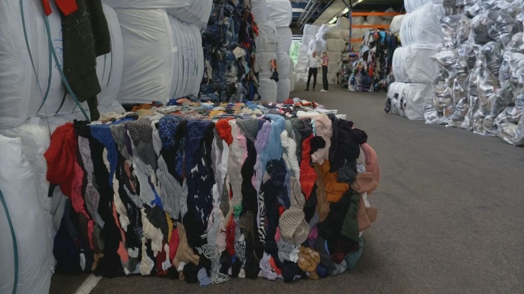 市場は衣料品を最後まで集め、織物在庫は天井まで