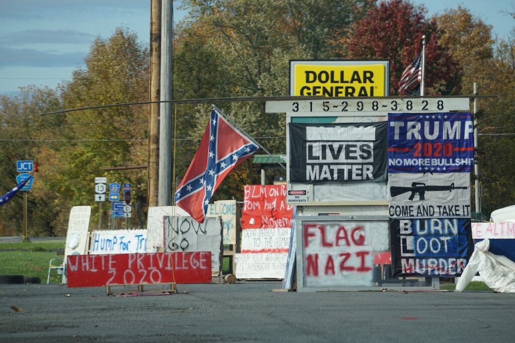 トランプは民主主義への脅威だ。それはレトリックではなく、検証可能な事実だ | 社説
