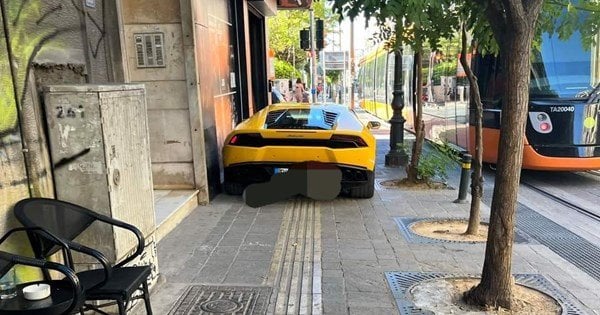 ランボルギーニがピレウスの歩道全体を駐車して封鎖