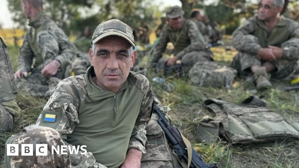 ロシア・ウクライナ戦争：戦闘準備中の新兵たちと会う - BBCニュース