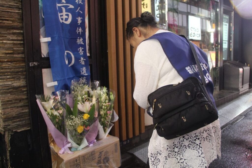現場跡地で遺族ら献花 歌舞伎町ビル火災から２３年―東京