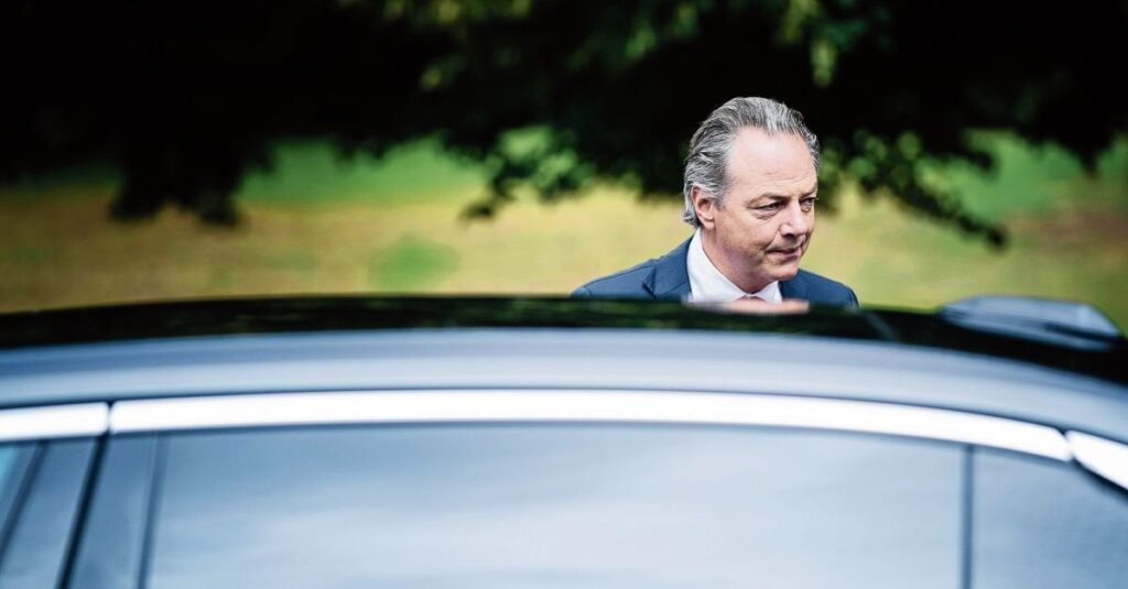 PVV メンバーのバリー・マドレナー氏は、インフラ大臣に就任してから最初の数週間で、どのようにしてスキポール市の縮小計画を覆したのか (NRC€)