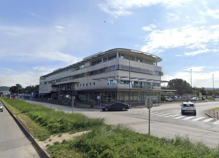 沿海州大学が学生の宿泊費を払いすぎ、仲介業者は数百万ドルを稼ぐことになる