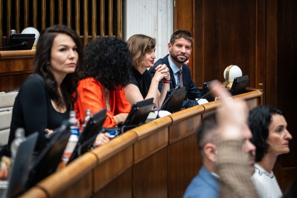 ミハル・シメッカ氏は無記名投票で議会副議長の職から外された。
