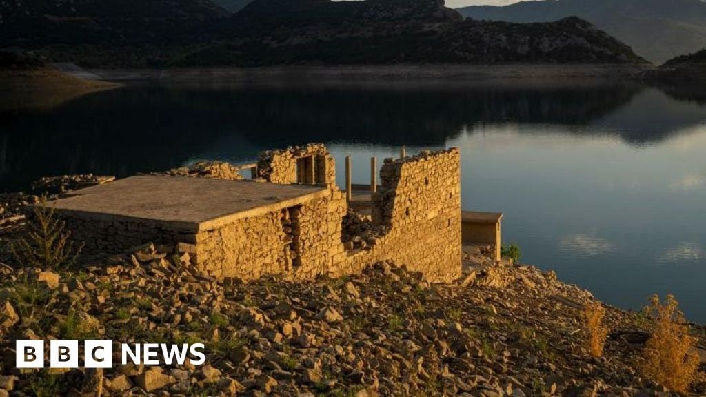 ギリシャ：干ばつで湖が干上がり、沈んだカリオ村が姿を現す
