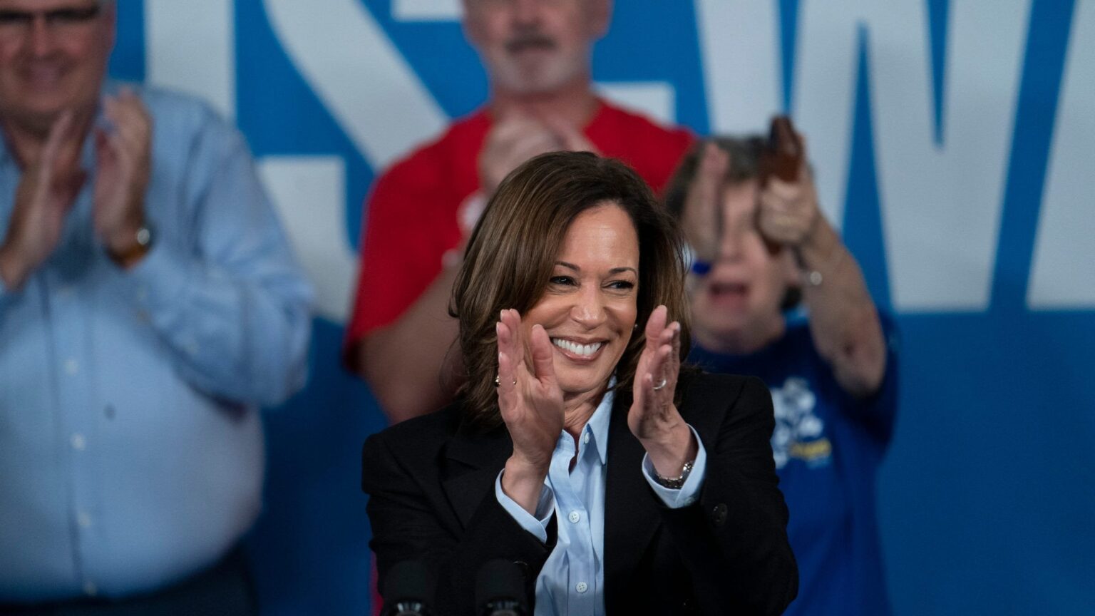 新たな選挙世論調査によると、低所得層の有権者はドナルド・トランプよりもカマラ・ハリスに群がっている