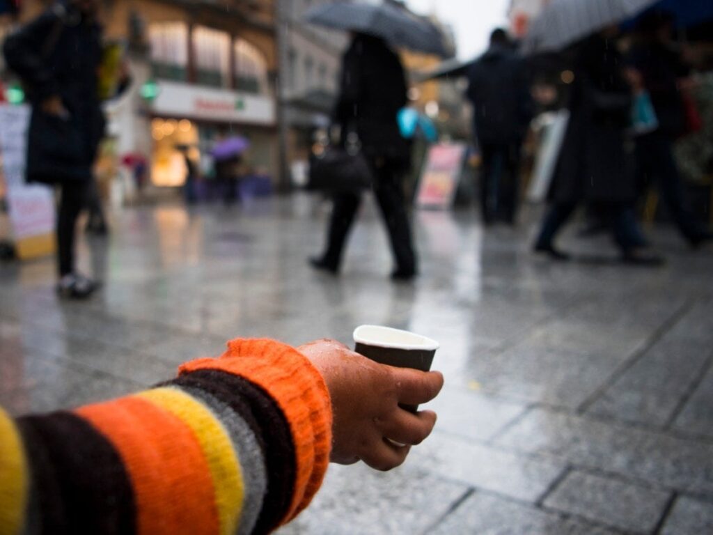 スイスの都市における物乞いの規制が白熱した議論を巻き起こす