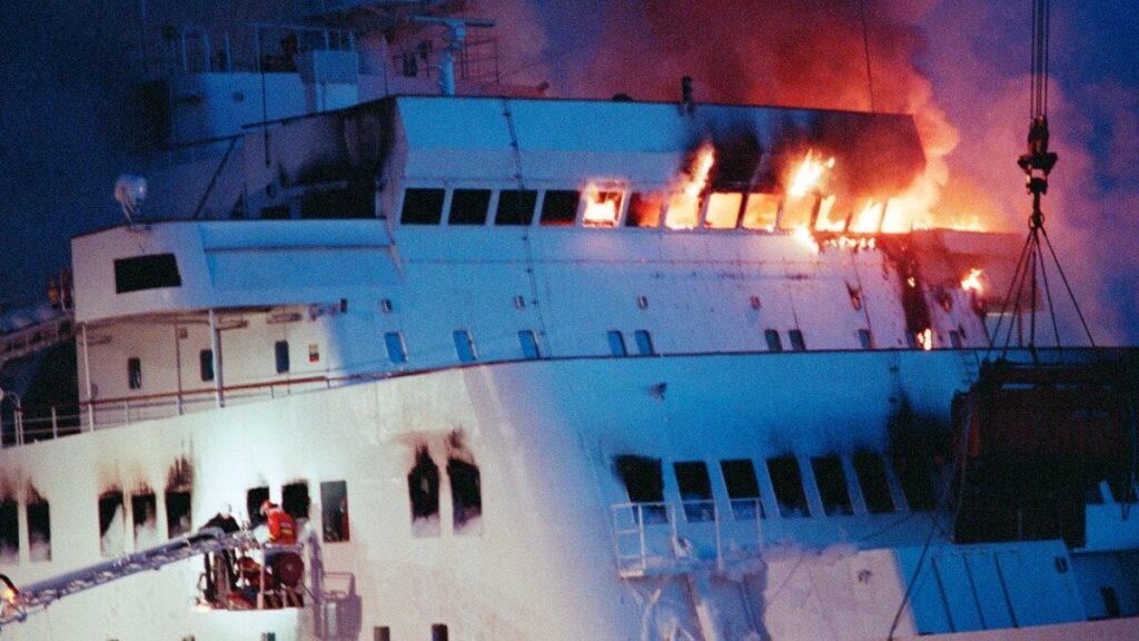 スカンジナビア・スター火災で159人が死亡：現在、対策本部はデンマーク海事当局に対して痛烈な批判を向けている [for manglende kontrol af færgen]