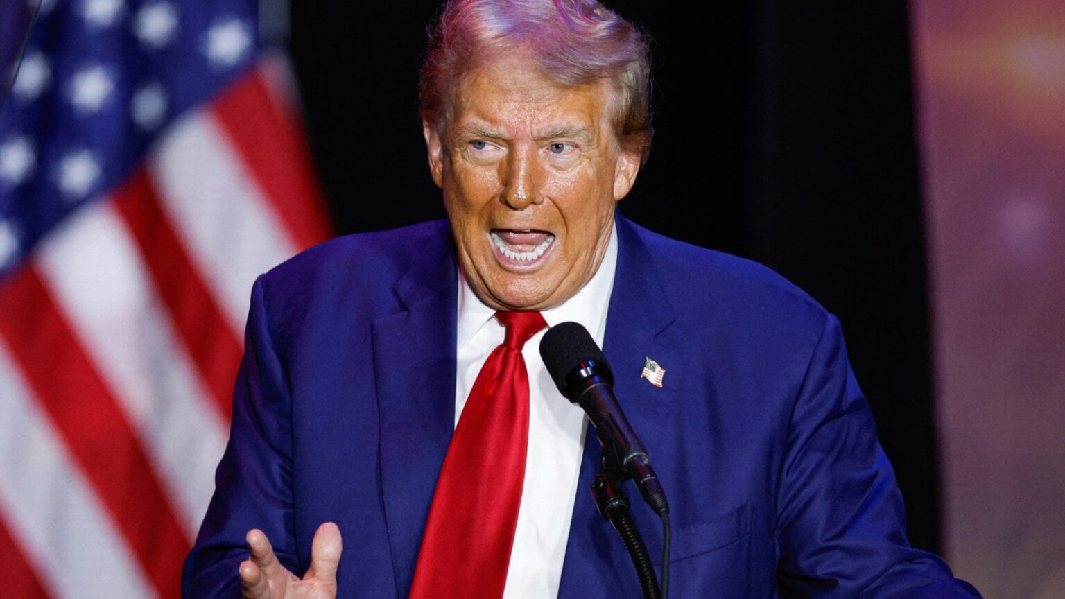 トランプ大統領、最新の反移民集会の暴言でハリス氏を「精神障害者」と呼ぶ元大統領は、中西部の地域が「MK-47」を持った移民によって「占領」されていると主張した