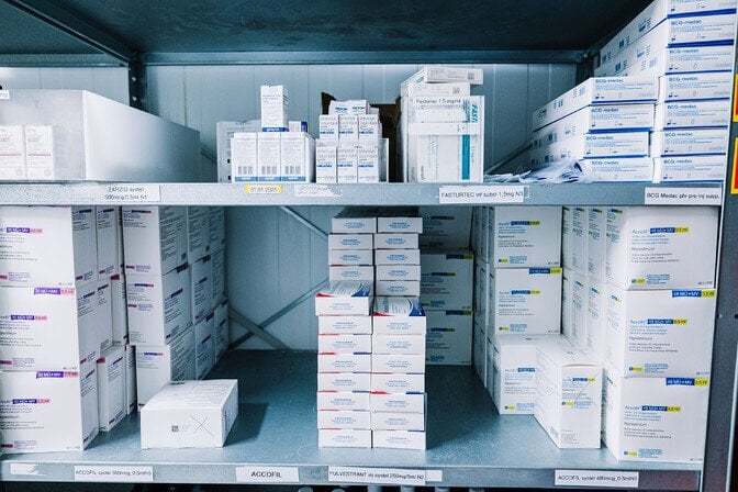 病院薬局向けの医薬品の輸入を許可する法案が政府によって承認されました