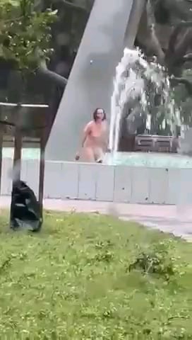 彼女は雨さえ気にしない