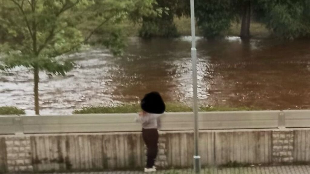 女子生徒たちは退屈していました。オタワでは、洪水防止柵を解体し、ボルトを川に投げ込んだ - ニュース
