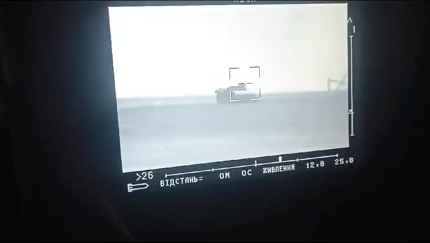 ウクライナのシュトゥーグナP対戦車ミサイルのオペレーターがMTLBの変種と思われるものを排除している