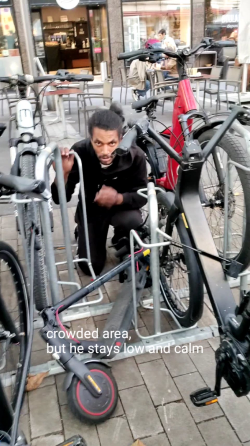 自転車泥棒がカメラに捉えられる ローザンヌ市中心部