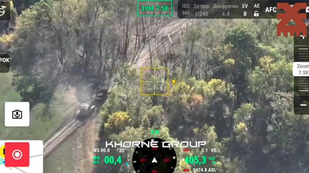 ウクライナのレオパルド2A6がロシア軍の砲撃を受けて損傷したT-72を引き上げ、砲塔側面の発煙筒の一部に点火 [likely 21st mechanized Brigade filmed by Khorne Group, likely Veseloe/Glushkovo area in Kursk, September 2024]