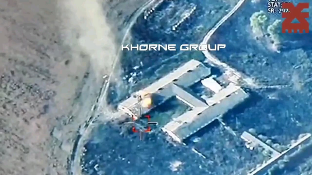 ロシアの2S1グヴォズディカ自走砲システムを備えた格納庫がウクライナ軍によって発見され、破壊された。ロシア、クルスク州のケキノ村。第116独立機械化旅団「コーン・グループ」による作品。 2024 年 9 月。