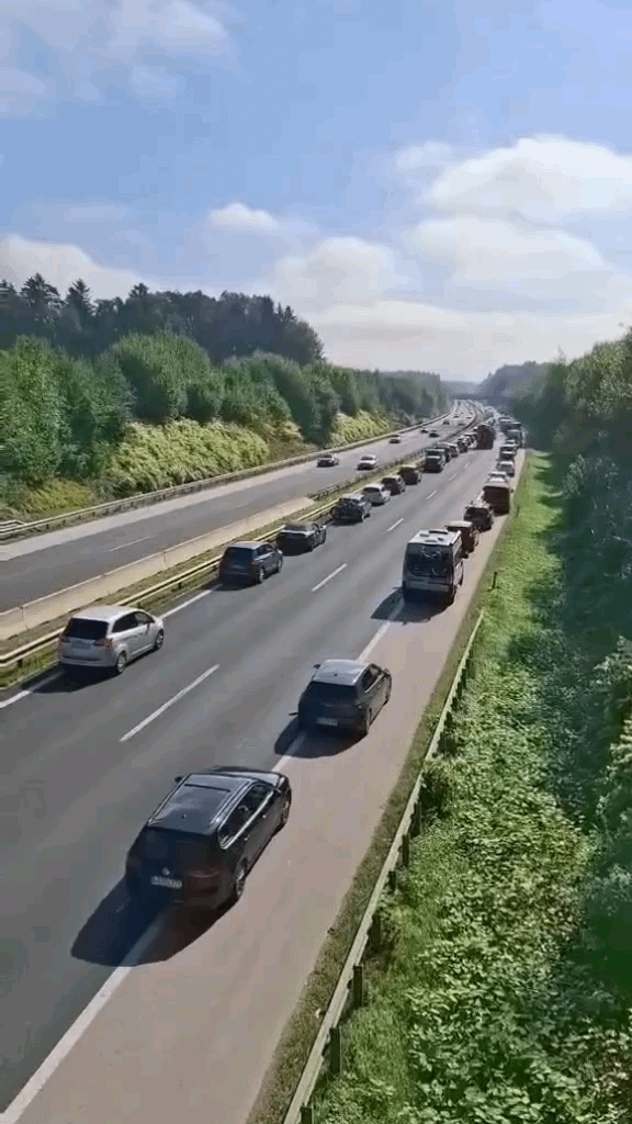 スロベニアの高速道路での衝突事故後、緊急サービスのためのいわゆる「救助レーン」