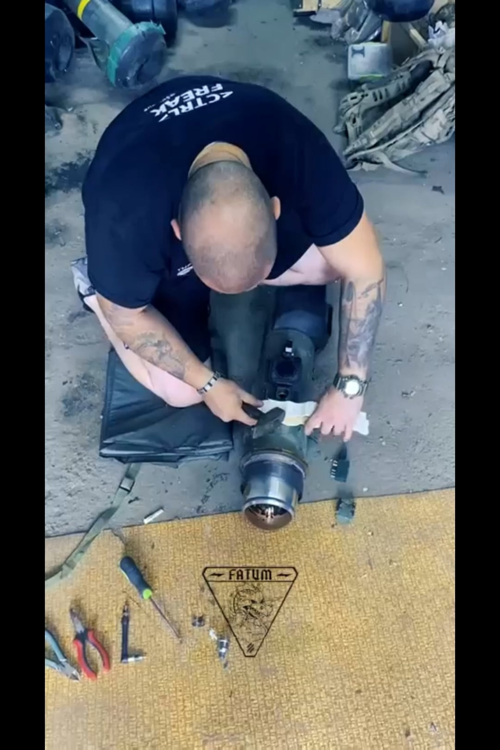 「FGM-148ジャベリン対戦車ミサイル複合体からミサイルを取り出し、さらに加工してUAVに弾頭を積み込む（ミサイルは損傷しているため、今後は定期的に使用できない）」-ファト​​ゥム
