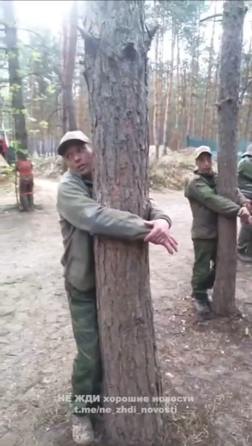 十分な数の車両がないとウクライナへの攻撃を拒否したために、大人の男たち（ロシアの農奴）が木にテープで固定され、殴られている