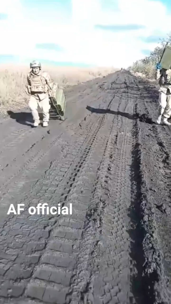 ウクライナ軍兵士は困難な方法で弾薬を陣地まで輸送している。