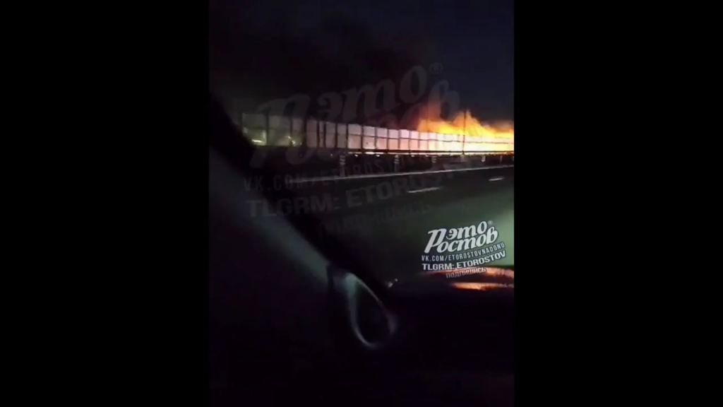 昨夜、ロシアのロストフにあるヴォロシロフ橋近くの身元不明の倉庫で爆発と火災が発生した。目撃者によると、爆発前にドローンのような音を聞いたという。