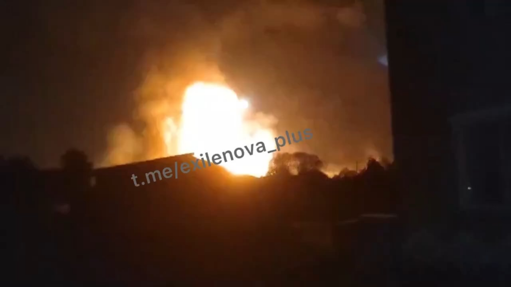 ロシア、トヴェリ州トロペツ。弾薬庫へのドローン攻撃の別の動画。オペレーターは耳から血が出たと語る