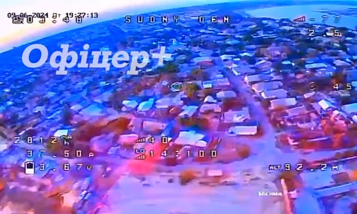 ロシアのFPVドローンがニコポリの住宅に無作為に焼夷弾を発射（ロシアメディアの映像）。焼夷弾として使われたと思われるマグネシウム製のデコイフレアは、燃焼温度が2000℃近くあり、街中で火災を引き起こす。