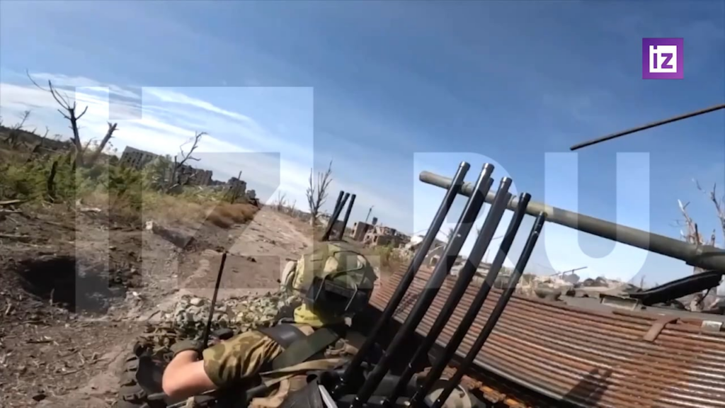 ウクライナのチャシフ・ヤル近郊でロシア軍特派員が負傷した。撮影から戻る途中、彼が乗っていたATVにFPVドローンが飛んできた。彼は両足に破片による傷を負い、下肢に火傷と骨折を負った。