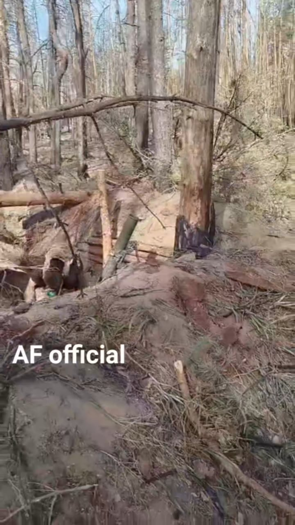 ウクライナ兵がロシア軍の陣地に向けて120mm迫撃砲弾を発射した。